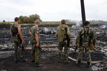 Những hình ảnh đau lòng trong vụ máy bay Malaysia rơi ở Ukraine 1