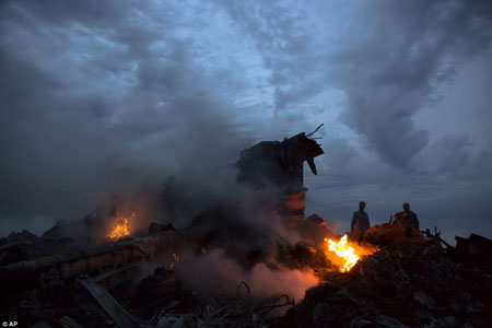 Những hình ảnh đau lòng trong vụ máy bay Malaysia rơi ở Ukraine 2