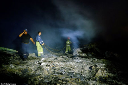 Những hình ảnh đau lòng trong vụ máy bay Malaysia rơi ở Ukraine 4
