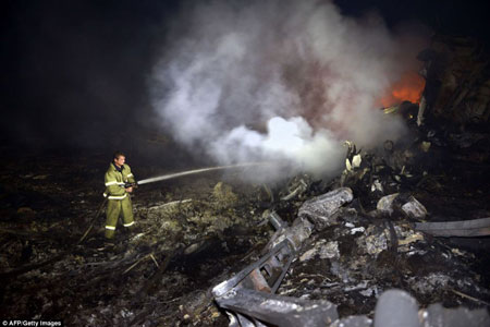 Những hình ảnh đau lòng trong vụ máy bay Malaysia rơi ở Ukraine 5