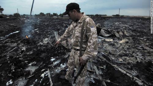 Xác người nằm la liệt tại hiện trường máy bay MH17 rơi ở Ukraine 8