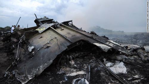 Xác người nằm la liệt tại hiện trường máy bay MH17 rơi ở Ukraine 9