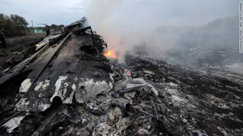 Xác người nằm la liệt tại hiện trường máy bay MH17 rơi ở Ukraine 11