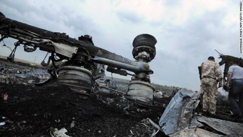 Xác người nằm la liệt tại hiện trường máy bay MH17 rơi ở Ukraine 1