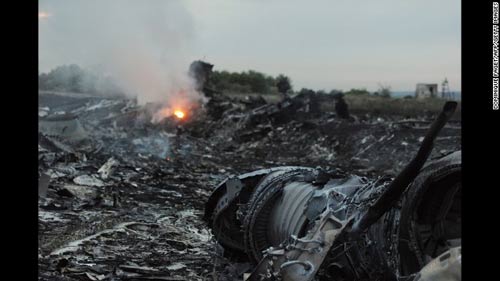Xác người nằm la liệt tại hiện trường máy bay MH17 rơi ở Ukraine 2