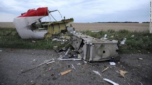 Xác người nằm la liệt tại hiện trường máy bay MH17 rơi ở Ukraine 7