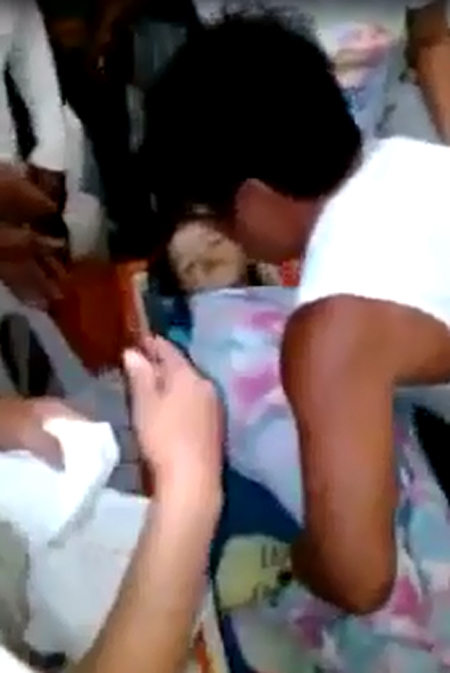 Video bé gái 3 tu&ocirc;̉i đ&ocirc;̣t nhi&ecirc;n s&ocirc;́ng lại trong tang l&ecirc;̃ 1