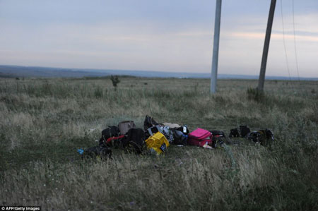 Những hình ảnh đau lòng trong vụ máy bay Malaysia rơi ở Ukraine 8