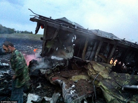 Những hình ảnh đau lòng trong vụ máy bay Malaysia rơi ở Ukraine 11