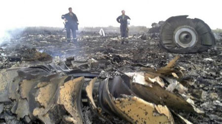 Những hình ảnh đau lòng trong vụ máy bay Malaysia rơi ở Ukraine 12
