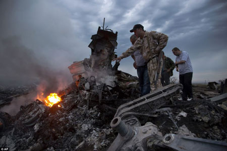 Những hình ảnh đau lòng trong vụ máy bay Malaysia rơi ở Ukraine 13