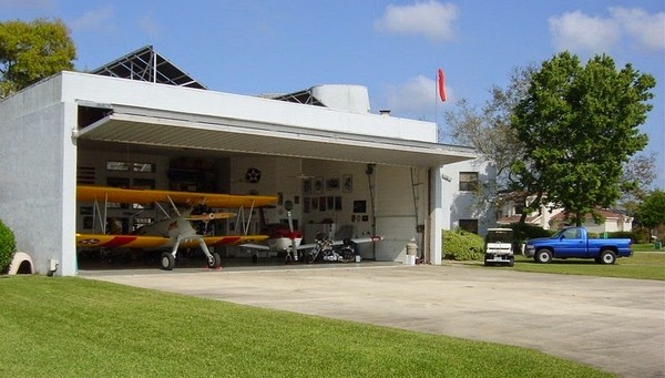 Khung cảnh ở thị trấn mỗi nhà đều có... máy bay riêng 9 Khung cảnh ở thị trấn mỗi nhà đều có... máy bay riêng 9
