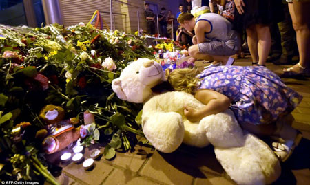Những hình ảnh đau lòng trong vụ máy bay Malaysia rơi ở Ukraine 17