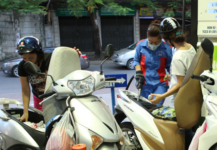 Thủ tướng y&ecirc;u cầu giải th&iacute;ch về gi&aacute; xăng 1