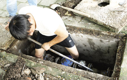 Vụ vỡ đường ống và nước nhiễm Asen tại Hà Nội: Không bồi thường, chỉ… xin lỗi! 2