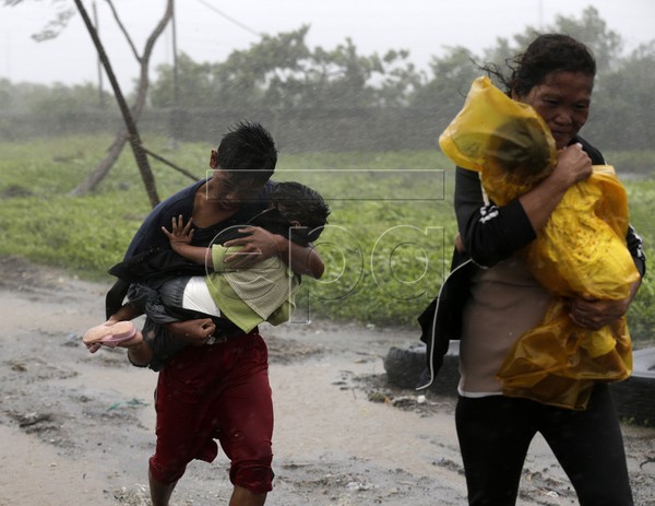 Ch&ugrave;m ảnh: B&atilde;o Rammasun đổ bộ Philippines 12