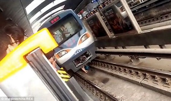 Ng&atilde; xuống đường ray t&agrave;u điện ngầm, thai phụ tho&aacute;t chết trong gang tấc 1