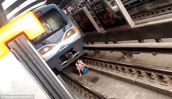 Ng&atilde; xuống đường ray t&agrave;u điện ngầm, thai phụ tho&aacute;t chết trong gang tấc 4