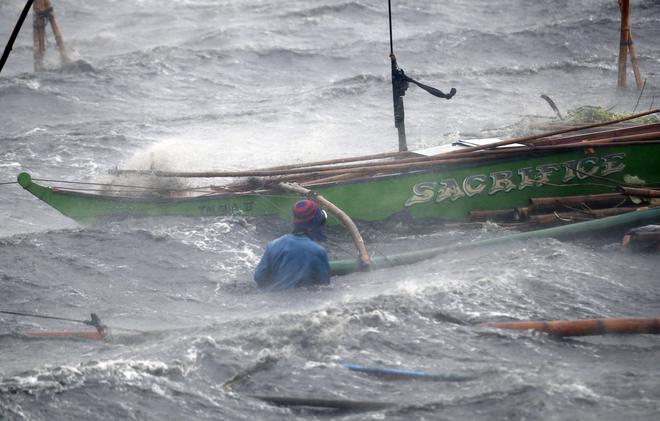 Kinh hoàng bão “Thần Sấm” tàn phá Philippines, nhiều người chết 8