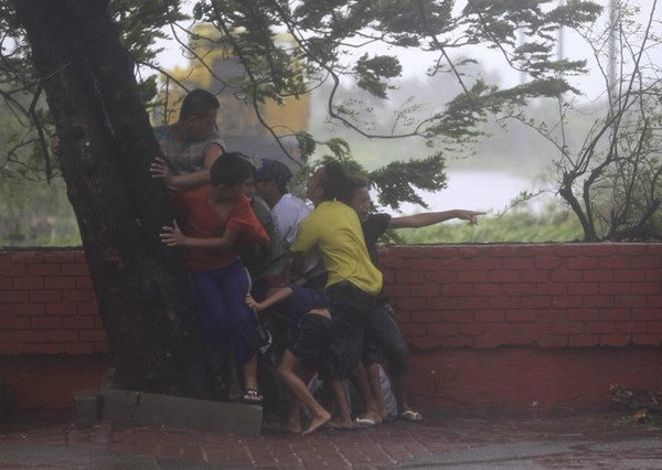 Kinh hoàng bão “Thần Sấm” tàn phá Philippines, nhiều người chết 9