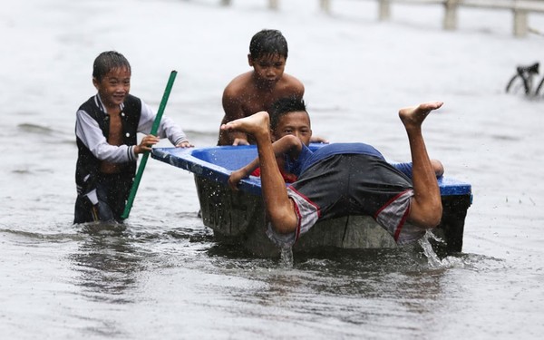Kinh hoàng bão “Thần Sấm” tàn phá Philippines, nhiều người chết 13