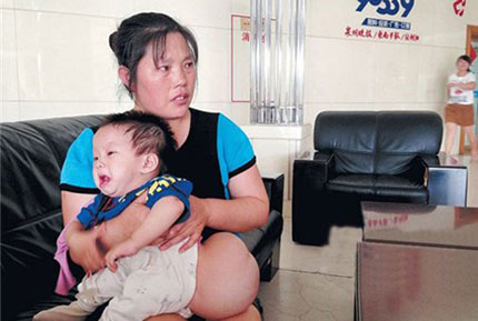 Bé trai chào đời với khối u lớn bị mẹ bỏ rơi 1