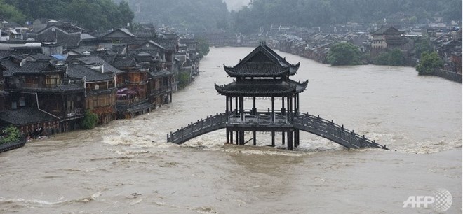 Thị trấn cổ nổi tiếng của Trung Quốc chìm trong biển nước do mưa lớn 2