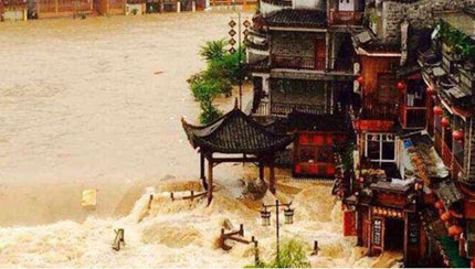 Thị trấn cổ nổi tiếng của Trung Quốc chìm trong biển nước do mưa lớn 1