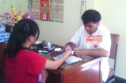 Tấm l&ograve;ng của nữ doanh nh&acirc;n từ bỏ gi&agrave;u sang xuất gia bốc thuốc nổi tiếng S&agrave;i th&agrave;nh 2