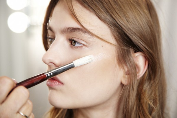 B&iacute; quyết trang điểm đơn giản cho người c&oacute; khu&ocirc;n mặt to 2