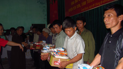 Mang tết thiếu nhi đến trẻ em ngh&egrave;o Tuy&ecirc;n Quang 1