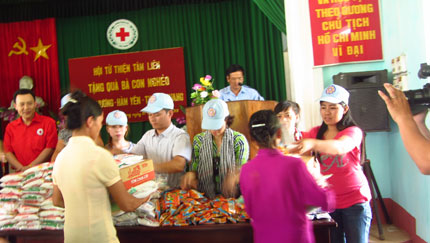 Mang tết thiếu nhi đến trẻ em ngh&egrave;o Tuy&ecirc;n Quang 3