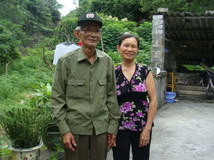 Hoa nở tr&ecirc;n c&ocirc;ng trường đ&aacute;  1