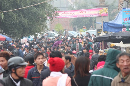 H&agrave;ng vạn người chen ch&uacute;c nhau đi xem chọi tr&acirc;u Hải Lựu  1