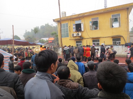 H&agrave;ng vạn người chen ch&uacute;c nhau đi xem chọi tr&acirc;u Hải Lựu  11