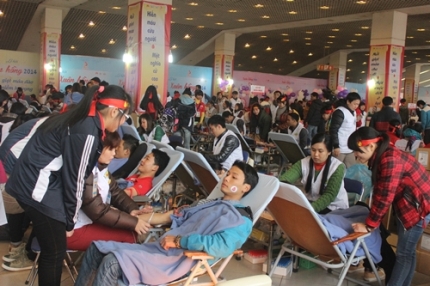 Hơn 2 vạn bạn trẻ tham gia hiến m&aacute;u tại Lễ hội Xu&acirc;n hồng 2014 4