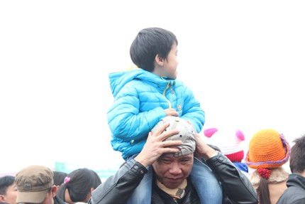 H&agrave;ng vạn người chen ch&uacute;c nhau đi xem chọi tr&acirc;u Hải Lựu  6