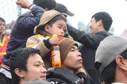 H&agrave;ng vạn người chen ch&uacute;c nhau đi xem chọi tr&acirc;u Hải Lựu  7