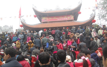 Cận cảnh người bu&ocirc;n tiền lẻ  &ldquo;ngụy trang&rdquo; ở hội Lim 1