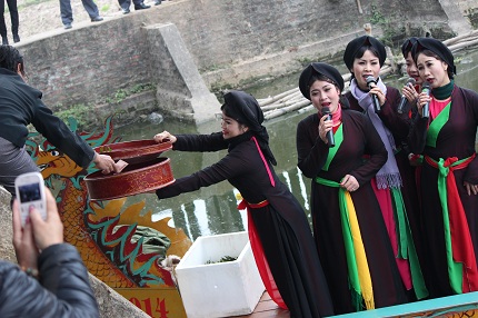 Hội Lim: Cấm ngả n&oacute;n lại "bưng khay" xin tiền 9