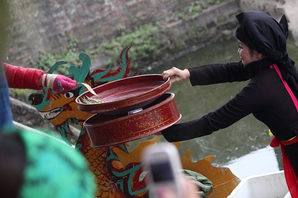 Hội Lim: Cấm ngả n&oacute;n lại "bưng khay" xin tiền 5