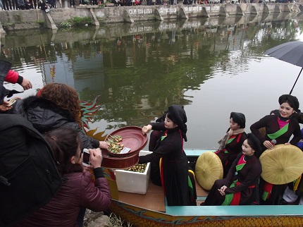 Hội Lim: Cấm ngả n&oacute;n lại "bưng khay" xin tiền 4