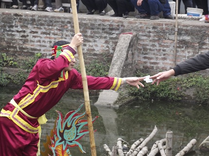 Hội Lim: Cấm ngả n&oacute;n lại "bưng khay" xin tiền 8