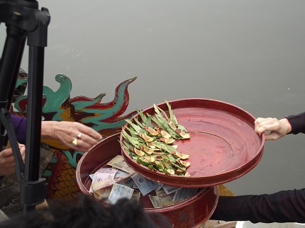 Hội Lim: Cấm ngả n&oacute;n lại "bưng khay" xin tiền 7