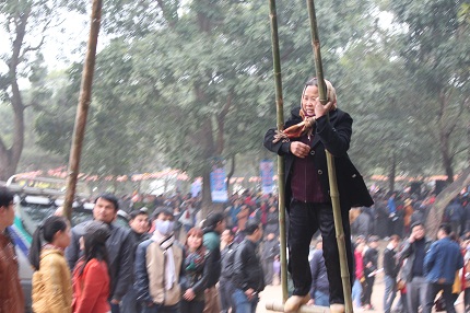 Cho&aacute;ng với những cụ b&agrave; gần 80 tuổi chơi đu ti&ecirc;n tại Hội Lim 5