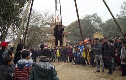 Cho&aacute;ng với những cụ b&agrave; gần 80 tuổi chơi đu ti&ecirc;n tại Hội Lim 6