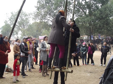 Cho&aacute;ng với những cụ b&agrave; gần 80 tuổi chơi đu ti&ecirc;n tại Hội Lim 2