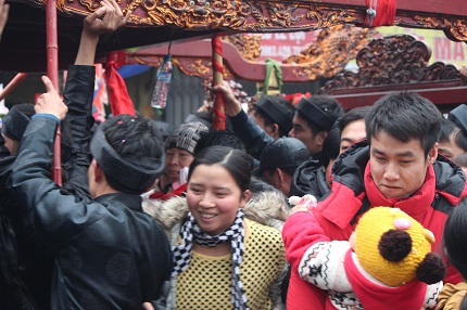 Lễ hội Đền V&agrave;: H&agrave;ng ngh&igrave;n người chen ch&uacute;c &ldquo;chui&rdquo; qua kiệu Th&aacute;nh  5