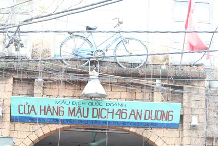 Đắt kh&aacute;ch nh&agrave; h&agrave;ng b&aacute;n đồ ăn thời bao cấp ở H&agrave; Nội  2