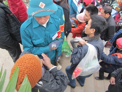 Cận cảnh người bu&ocirc;n tiền lẻ  &ldquo;ngụy trang&rdquo; ở hội Lim 8